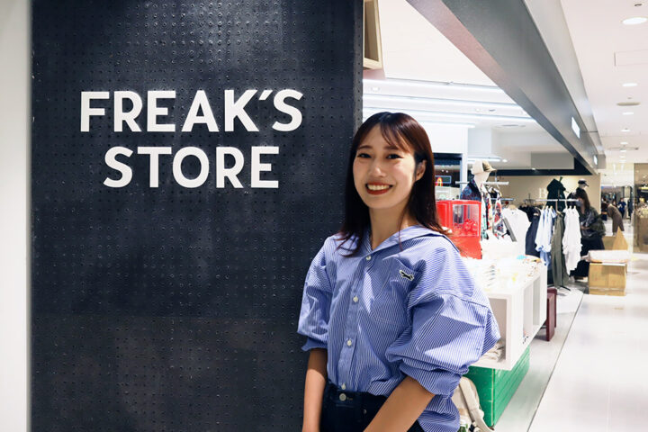 FREAK'S STORE新宿店の看板の前に立つ目黒希望 (メグロ ノゾミ) 氏